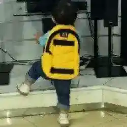 أضحك جعل ما يضحك ويستانس غيرك